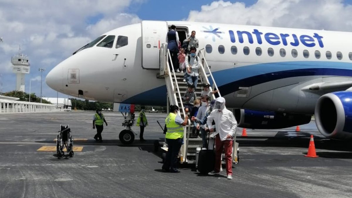 TurismoCozumel's tweet photo. Hoy recibimos el 1er vuelo nacional desde Ciudad de México. La reactivacion turística continúa.

¡Bienvenidos a la isla más hermosa del Caribe Mexicano, #Cozumel!

 #IslaCozumelTeEspera https://t.co/YyFIBn7QOa