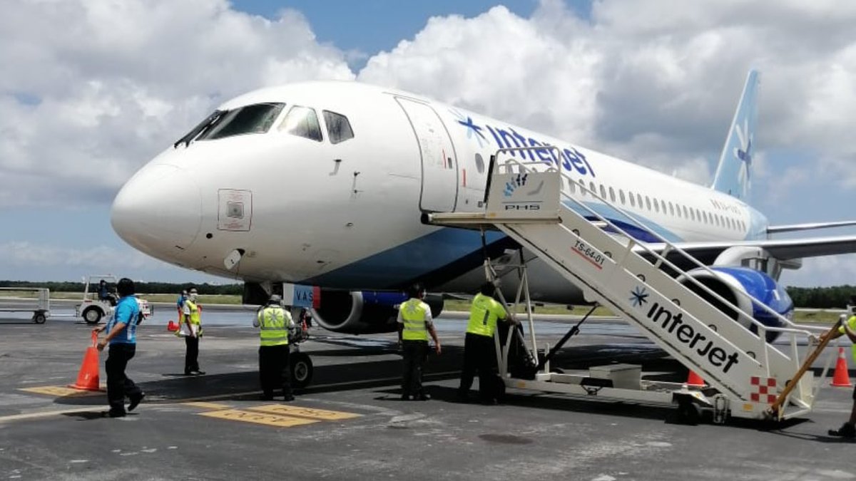 TurismoCozumel's tweet photo. Hoy recibimos el 1er vuelo nacional desde Ciudad de México. La reactivacion turística continúa.

¡Bienvenidos a la isla más hermosa del Caribe Mexicano, #Cozumel!

 #IslaCozumelTeEspera https://t.co/YyFIBn7QOa