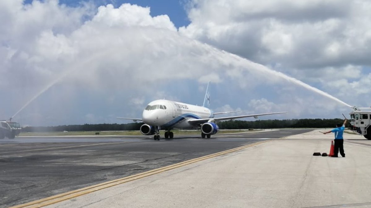TurismoCozumel's tweet photo. Hoy recibimos el 1er vuelo nacional desde Ciudad de México. La reactivacion turística continúa.

¡Bienvenidos a la isla más hermosa del Caribe Mexicano, #Cozumel!

 #IslaCozumelTeEspera https://t.co/YyFIBn7QOa