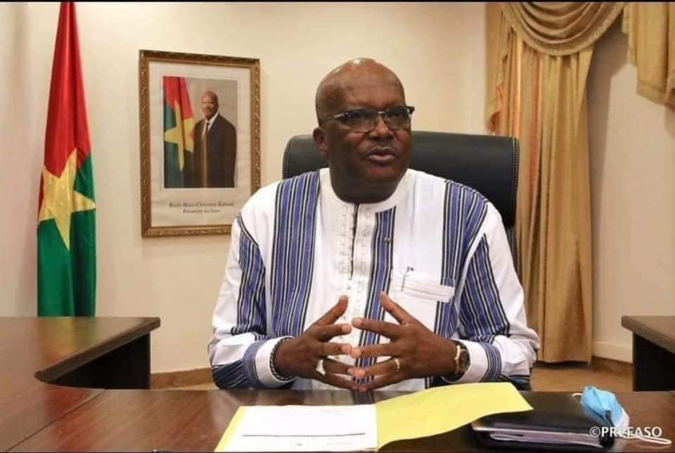 emmanutapsoba's tweet image. #Burkina: en plus de la gratuité des soins des enfants de moins 5 ans et des femmes enceintes. Le Chef de l’Etat @rochkaborepf a décidé de doter 300 communes du pays d’ambulances.
188 ambulances vient d’être livré et 102 autres attendues d'ici fin Août @ChristopheDabir @PrLougue