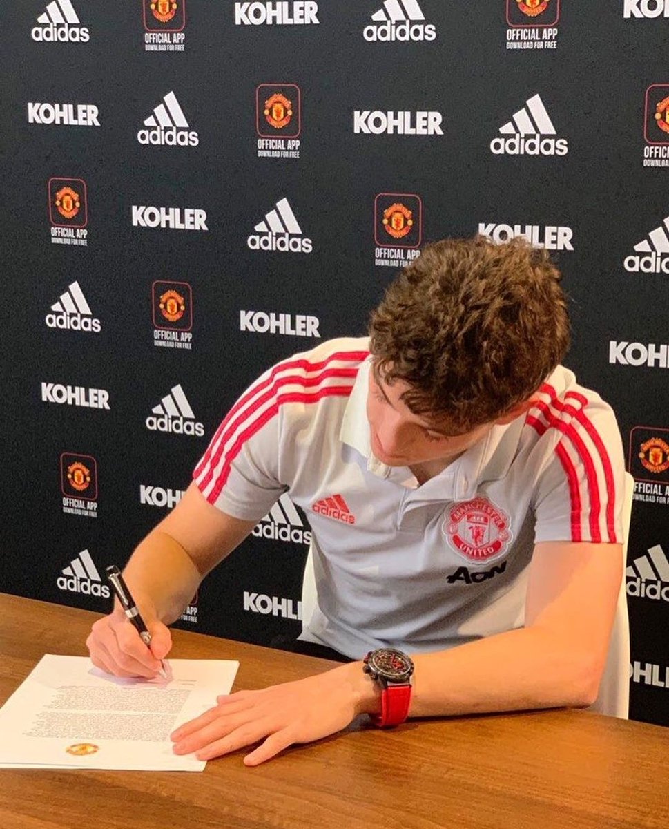 Luego de analizar ofertas como la de otros equipos ingleses creo que elegí la que mejor me ayudará en mi carrera, un orgullo poder firmar contrato con este gran club!! 🔴😈