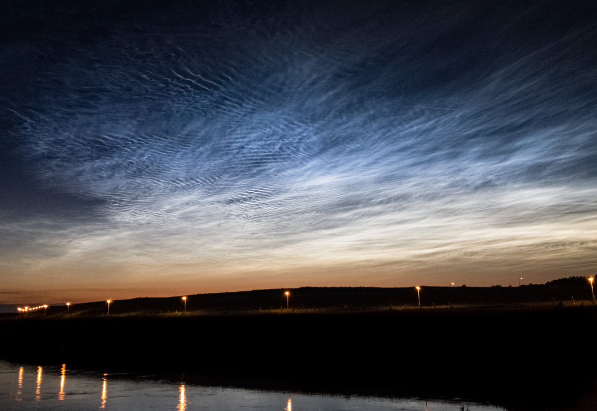 The first two 21 June 2019  #noctilucentclouds photos here are similar but not the same – you can see the evolution over 2.5 minutes. The third was taken in Katwijk ~35 mins later, as the clouds drifted over the North Sea towards the UK.2/ @CloudAppSoc  @StormHour – bei  European Space Research and Technology Centre (ESTEC)
