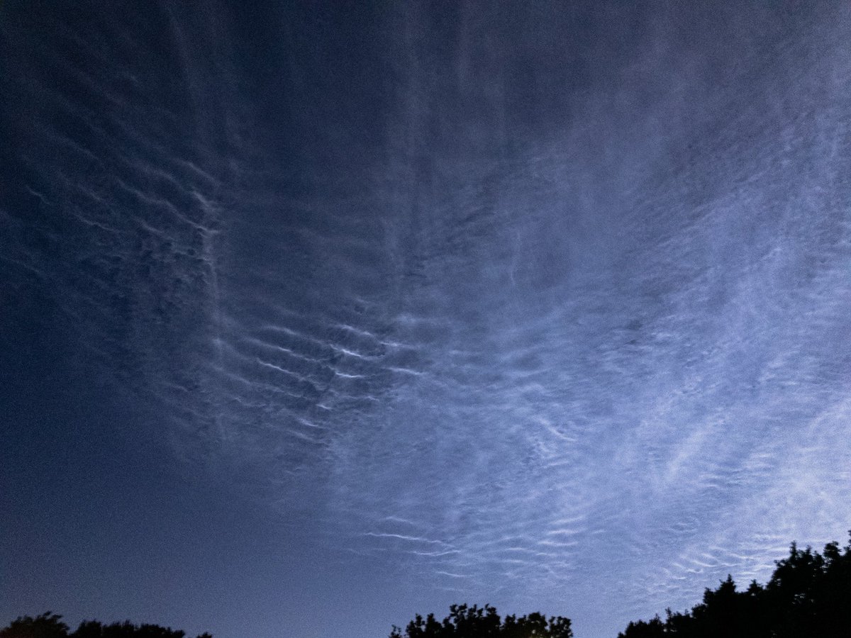 The first two 21 June 2019  #noctilucentclouds photos here are similar but not the same – you can see the evolution over 2.5 minutes. The third was taken in Katwijk ~35 mins later, as the clouds drifted over the North Sea towards the UK.2/ @CloudAppSoc  @StormHour – bei  European Space Research and Technology Centre (ESTEC)