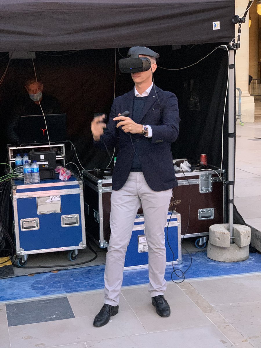 PDufreigne's tweet image. Image bonus : le ministre de la culture teste la technologie de #VRrOOm qui a officié ce soir au concert en avatar de @jeanmicheljarre