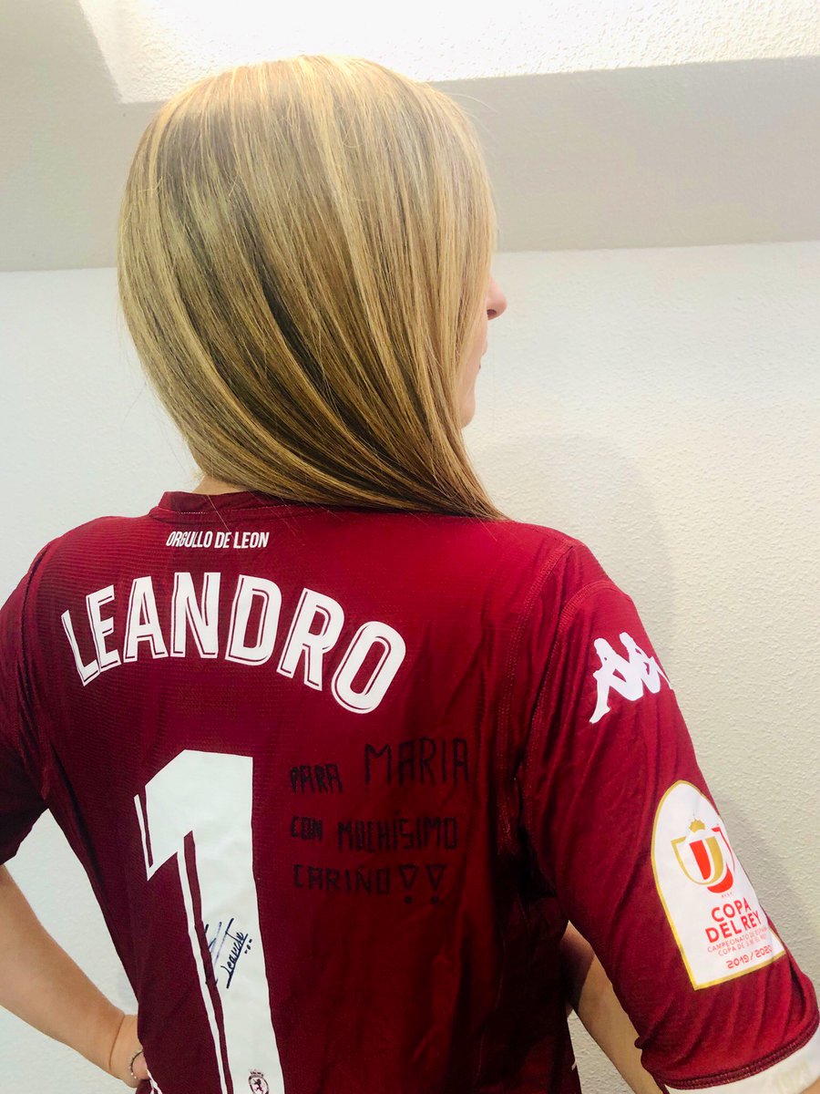 ¡Vaya sorpresa! Feliz con mi camiseta de <a href="/CyDLeonesa/">Cultural y Deportiva Leonesa</a> 🦁Muchísimas gracias a <a href="/LMontagud/">Leandro Montagud</a> que no se imagina la ilusión que me ha hecho 😊 #gracias #leonesa #AupaCultu #ReinoDeLeon #LaVecinaCazurra