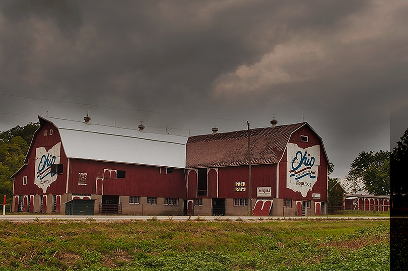 HydeFineArt's tweet photo. Schreiber Double Centennial Barn From Across Highway Near Defiance, Ohio by David Leland Hyde.

#Midwest #Barns #Photography #HeartlandAmerica #BicentennialBarns #AgricultureWestandMidwest #RustRuinandResurrection https://t.co/acBJf5ZFee