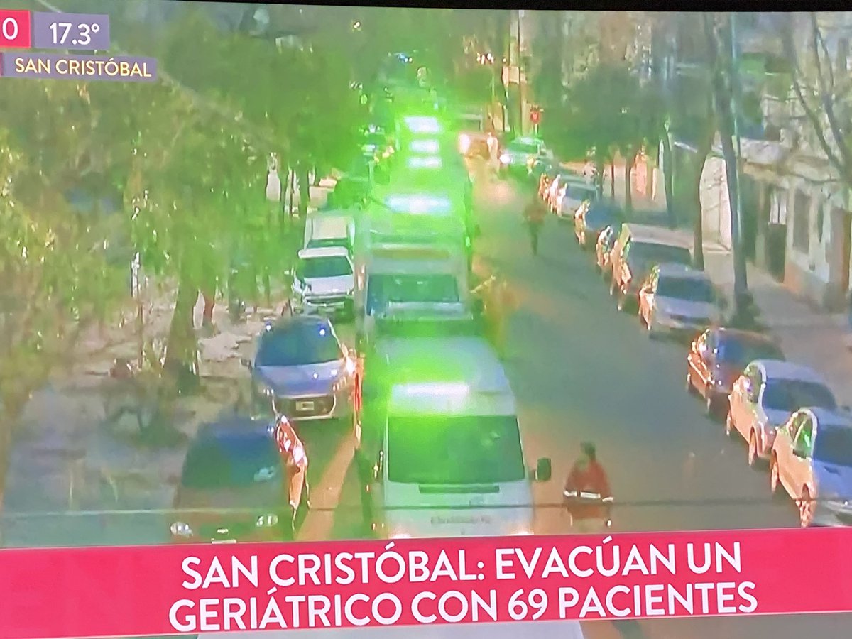 rialjorge's tweet photo. La otra marcha. Ambulancias evacuando un geriátrico. Ellos no gritan consignas. Solo piden que los salven. https://t.co/J1miRCrY0y