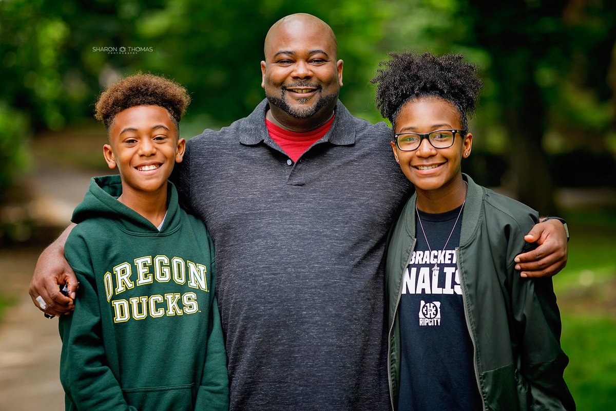 A couple years ago I photographed black fathers with their children here in the Portland area. Enjoy this thread of amazing dads on  #FathersDay    #pdx  #BlackFathersMatter