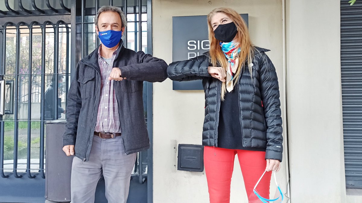 giorgi_debora's tweet photo. ▶️#SignoPlast, de #LaTablada, empezó a producir estaciones sanitizantes donde manos y pies son higienizados simultáneamente.
▶️@metalurgica_ard, de #LomasdelMirador, sumó a su producción una línea de cabinas de sanitización.
¡Un orgullo matancero! @FerEspinozaOK ▪️ https://t.co/ERYwoodUbU