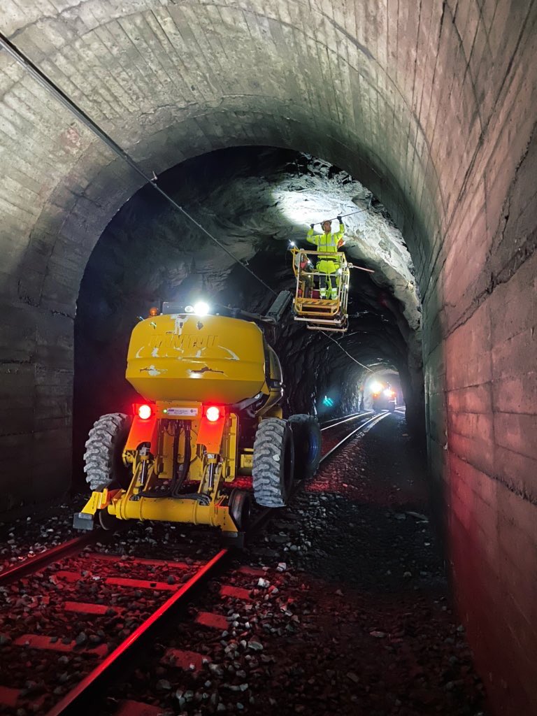 BaneNORSF's tweet photo. Tunnelsikring og forberedende arbeider for nytt digitalt signalsystem, #ERTMS, på #Nordlandsbanen 🚩👷‍♀️👷‍♂️ https://t.co/tgYf5g9Wd1