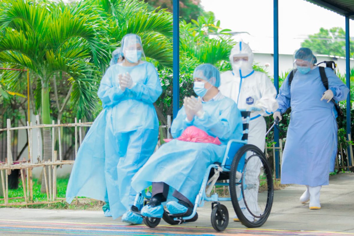 Esta tarde,  @SaludSV brindó el alta a siete pacientes recuperados de  #COVID19, luego de recibir toda la atención en el Hospital San Rafael.Se trató de cinco hombres y dos mujeres, entre los 30 a 60 años.