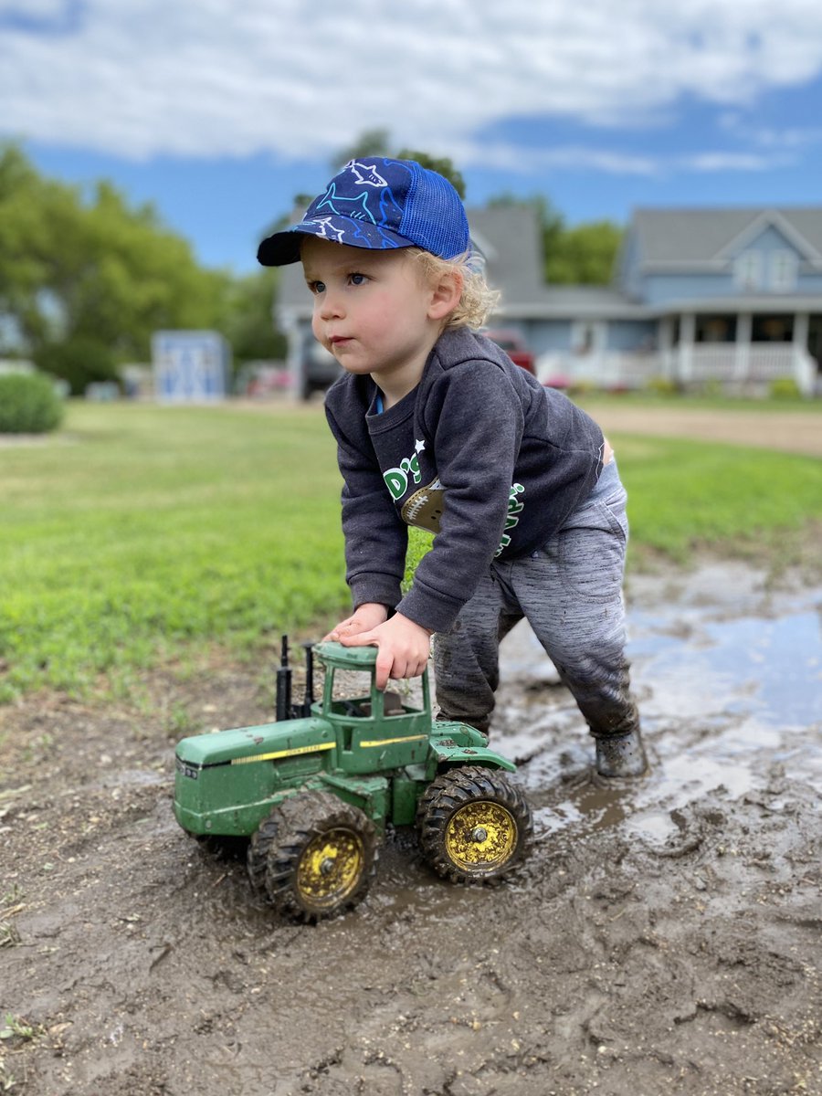 k_olson7's tweet photo. #FarmStrong2020 field work rain or shine, dry or wet https://t.co/XBvNltiHfo