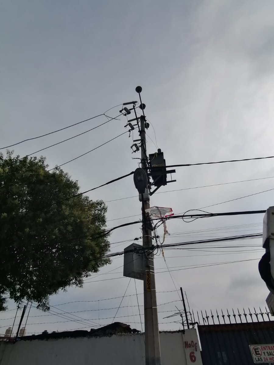 AdrianRubalcava's tweet image. Volar #Papalotes en una tradición en #Cuajimalpa, realiza la actividad lejos de los cables de luz, los problemas de energía eléctrica q se han presentado últimamente en zonas de la Alcaldía son a causa de esta actividad, por favor #HazloConPrecaución @CFE_Contigo @CFEmx