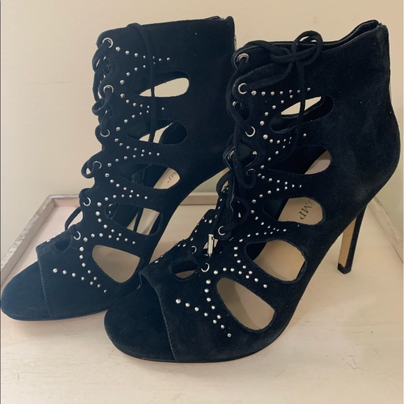 mbetts0314's tweet photo. So good I had to share! Check out all the items I'm loving on @Poshmarkapp #poshmark #fashion #style #shopmycloset #victoralfaro #candies: https://t.co/hto9va1meD https://t.co/jxlUXtoOvG