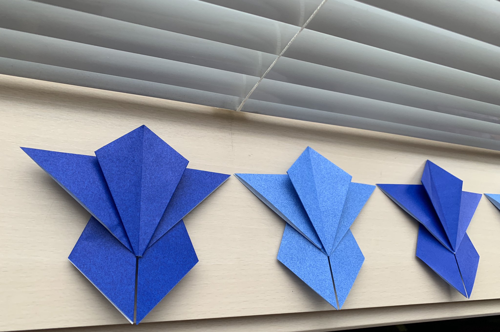 キラキラおりがみプロジェクト やっこさん こちらにお並び頂いている方々も やっこさん として伝承されている皆様です Origami おりがみ やっこさん 伝承おりがみ おうちで過ごそう キラキラおりがみプロジェクト 若林奈緒子 T Co