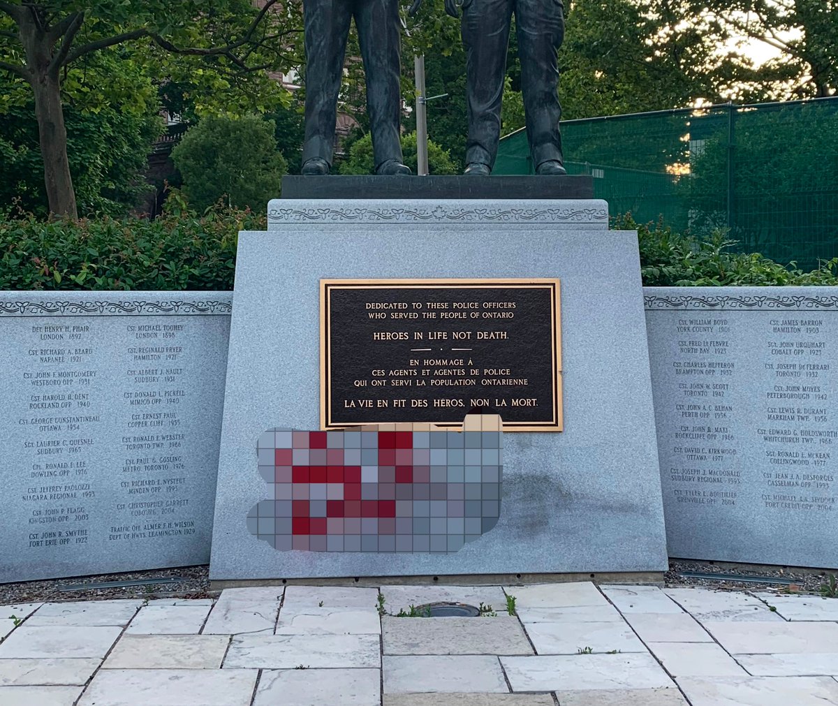 OPP_HSD's tweet image. NEED PUBLIC ASSISTANCE 
On Saturday evening ay 7:42pm, the Ontario Police Memorial near Queens Park in Toronto was vandalized.
We are appealing for assistance from the public in identifying a person of interest. 
Anyone with information call OPP 1-888-310-1122