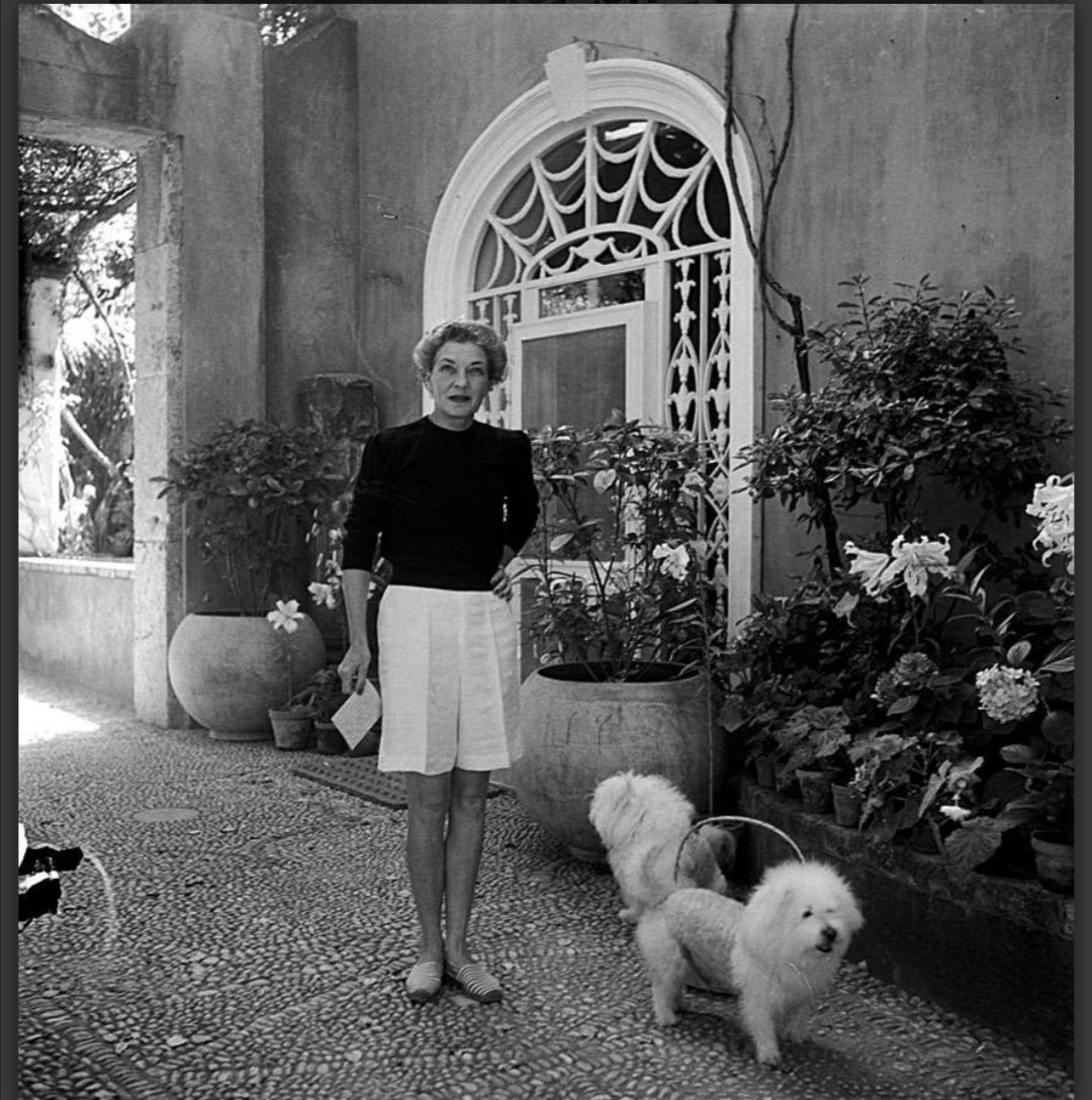 Esperanza Claver on Twitter: "📸 Mona Bismarck in Capri wearing top and  shorts by Cristobal Balenciaga, 1950s. Photo by Cecil Beaton. Copyright:  The Cecil Beaton Studio Archive at Sotheby's. #MonaBismarck  #CristobalBalenciaga #DianaVreeland #