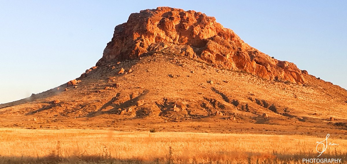 sami62599675's tweet photo. #mountainouslandforms #butte #rock #badlands #formation #geology #outcrop #hill #mountain #plateau #nationalpark #landscape #volcanicplug #bedrock #volcanicfield https://t.co/8tFzQ0qMYt