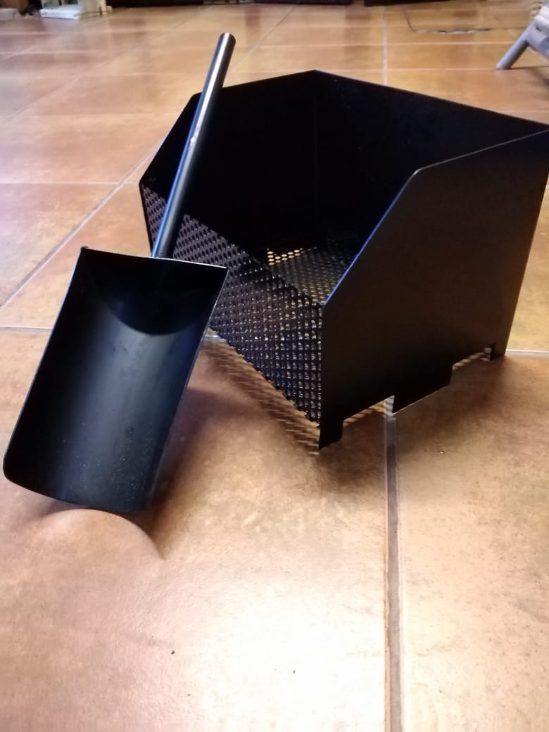 Darwinwmo's tweet photo. Canastillo de acero para transformar estufa de combustión lenta a una de combustión a Pellets, incluye pala de llenado.  Adaptable a cualquier estufa de combustión lenta, es importante indicar marca y modelo de estufa antes de adquirir, consumo medio de pellets 1 kg/hr. aprox. https://t.co/pqiokiN6RI
