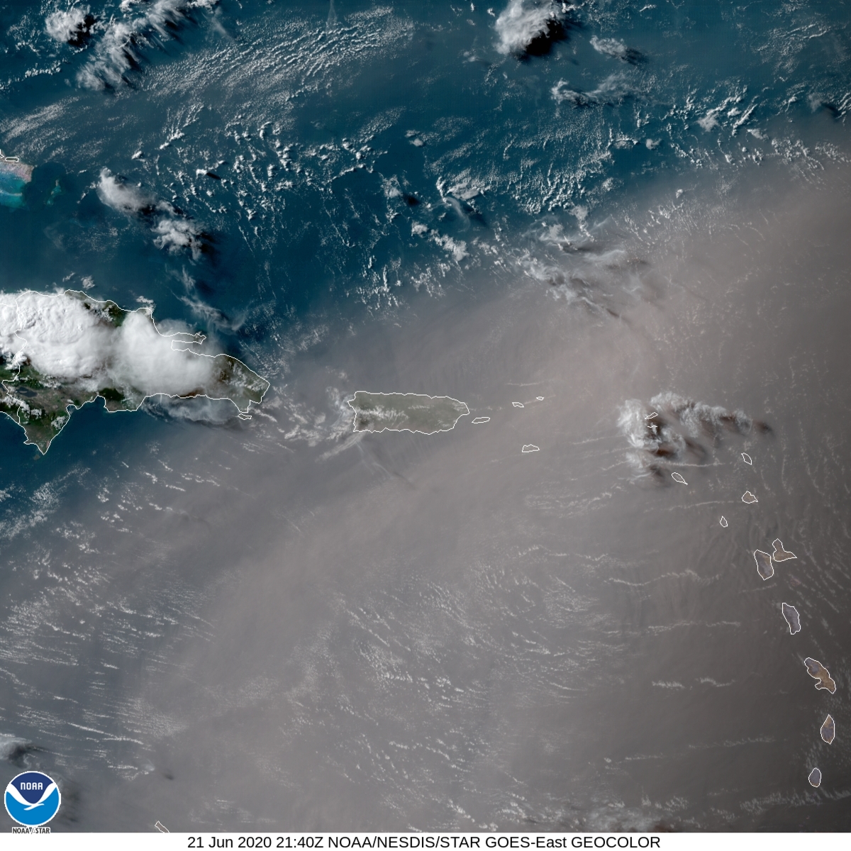 CycloforumsPR's tweet photo. Actualización satelital a las 5:40 PM. El borde frontal de esta gran masa de Polvo del Sahara llegó al la parte este de RD y lo más denso está llegando a la costa Sureste de PR. #SaharanDust https://t.co/jHR231UV6s