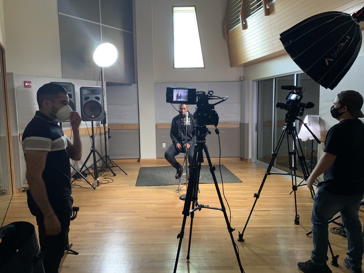 PatchwerkStudio's tweet image. #ShowTheWerk We practice social distancing over here! 

#JayHarris putting in werk in #Studio9000 live room. #candids #music #studiolife #pwrmarketing