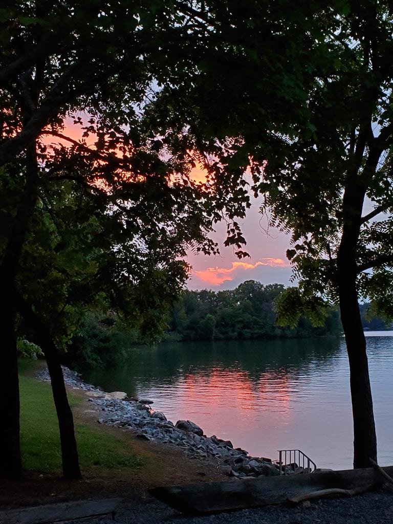 God's light show tonight is awesome!!!