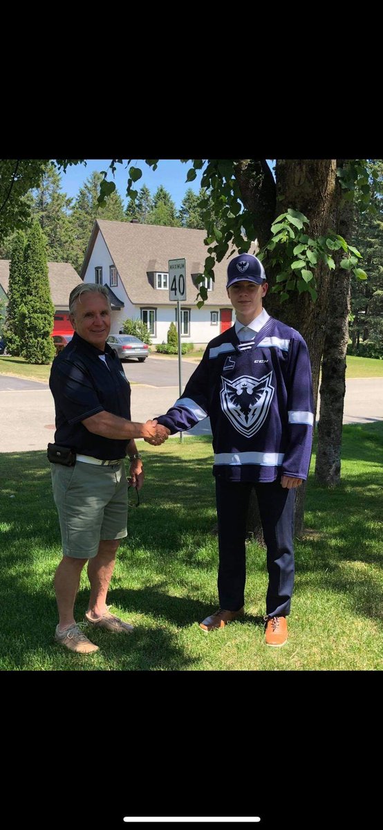 RoyalCardi's tweet photo. Tristan Dussault du Royal Cardinal-Roy Juvénile D1 reçoit son chandail et casquette du Phoenix de Sherbrooke! Même si le repêchage est passé depuis deux semaines, c’est toujours le fun d’enfiler pour la première fois les couleurs de l’équipe qui t’a sélectionné!Tu as fier allure! https://t.co/cQfcp671uZ