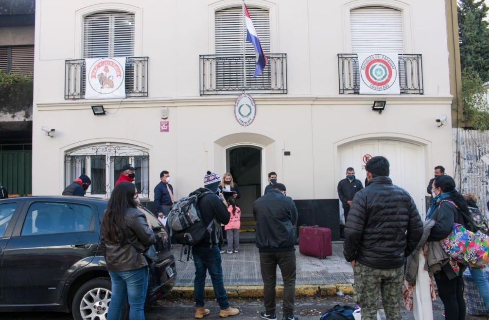 laplata24lp's tweet photo. Despliegan operativo sanitario para el regreso a casa de repatriados a #Paraguay https://t.co/zE2Jraxav8 @LaPlataMLP @SaludMLP @enririfourcat @chubyleguizamon @JulioGarro https://t.co/wG46z9W9EM