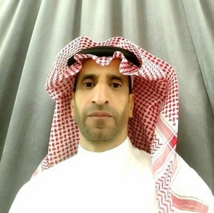 #محمد القرني

(يسندس)الحروف
ويلبسها (الزبرجد)
ويوطوق بها عنق(الجمال)بعد أن 
يخلع عنه عبث العشوائية فيرفع
ب(ضم)قلمة بين سبابته ووسطاه
المعنى حتى يلامس به شواهق
الروعه و(يكسر)بمبسم(سنانه)
الضاحك وجوم تقليدية العزف
ع اوتار الحروف ل(يفتح)للعقل 
نوافذ يطلع منها ع الابداع