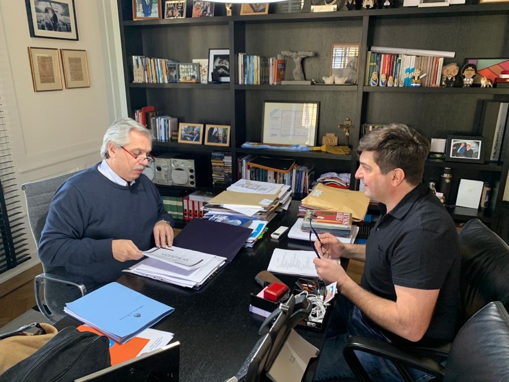 rgabrieldelgado's tweet photo. Con @alferdez analizamos la situación de Vicentin. Repasamos todas las alternativas y no nos aferramos a los instrumentos. El propósito del gobierno es preservar las fuentes de trabajo y que los productores puedan cobrar. https://t.co/CC29TxpFwi