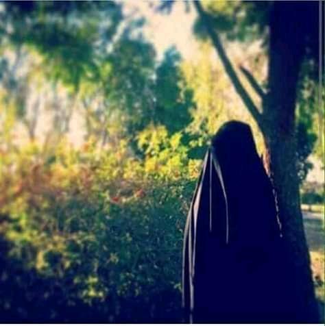 سأخبر الناس عنك يوما ما 
انك كنت ولا زلت نعم الرفيق 
الأن لا يعلم عنك الا الله 
لا لأني اخجل بك 
بل لأني أخاف من أن يحسدني الناس عليك
وتكون عيونهم سبب في فراقنا 
يا صديقي ورفيق دربي و روحي 
#خربشاتي أنا