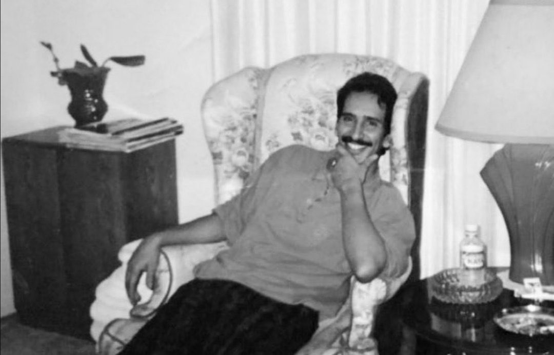 1qafa's tweet photo. يقول مساعد الرشيدي :
احد ربي يحطك له حبيب ولا يجيه غرور 
انا ليه التفت لناس وعيونك جماهيري ♥️ https://t.co/gp379tuJkD