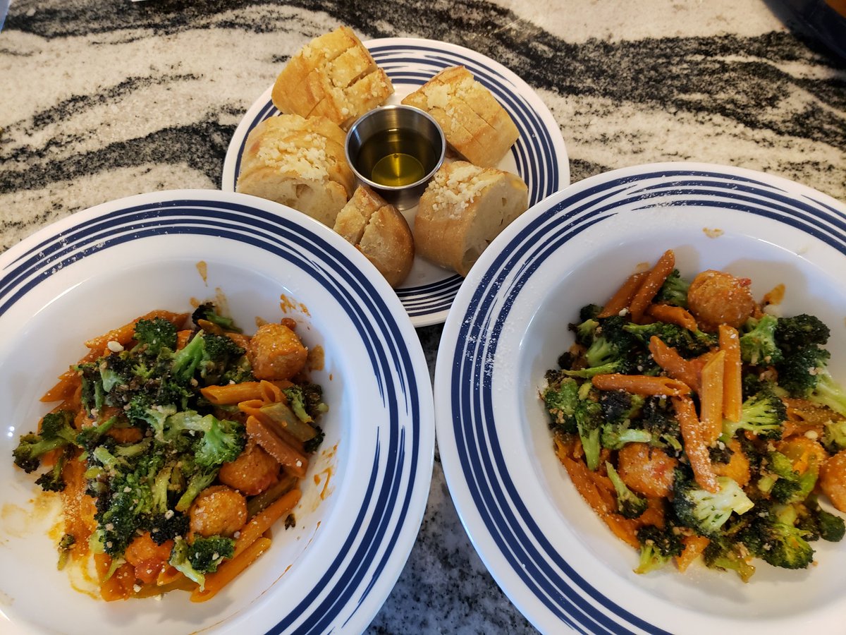 MsJamieLeigh's tweet photo. @EvanAndKatelyn inspired dinner🥦🥦🥦 #magicbroccoli https://t.co/oHMVi7dNBL