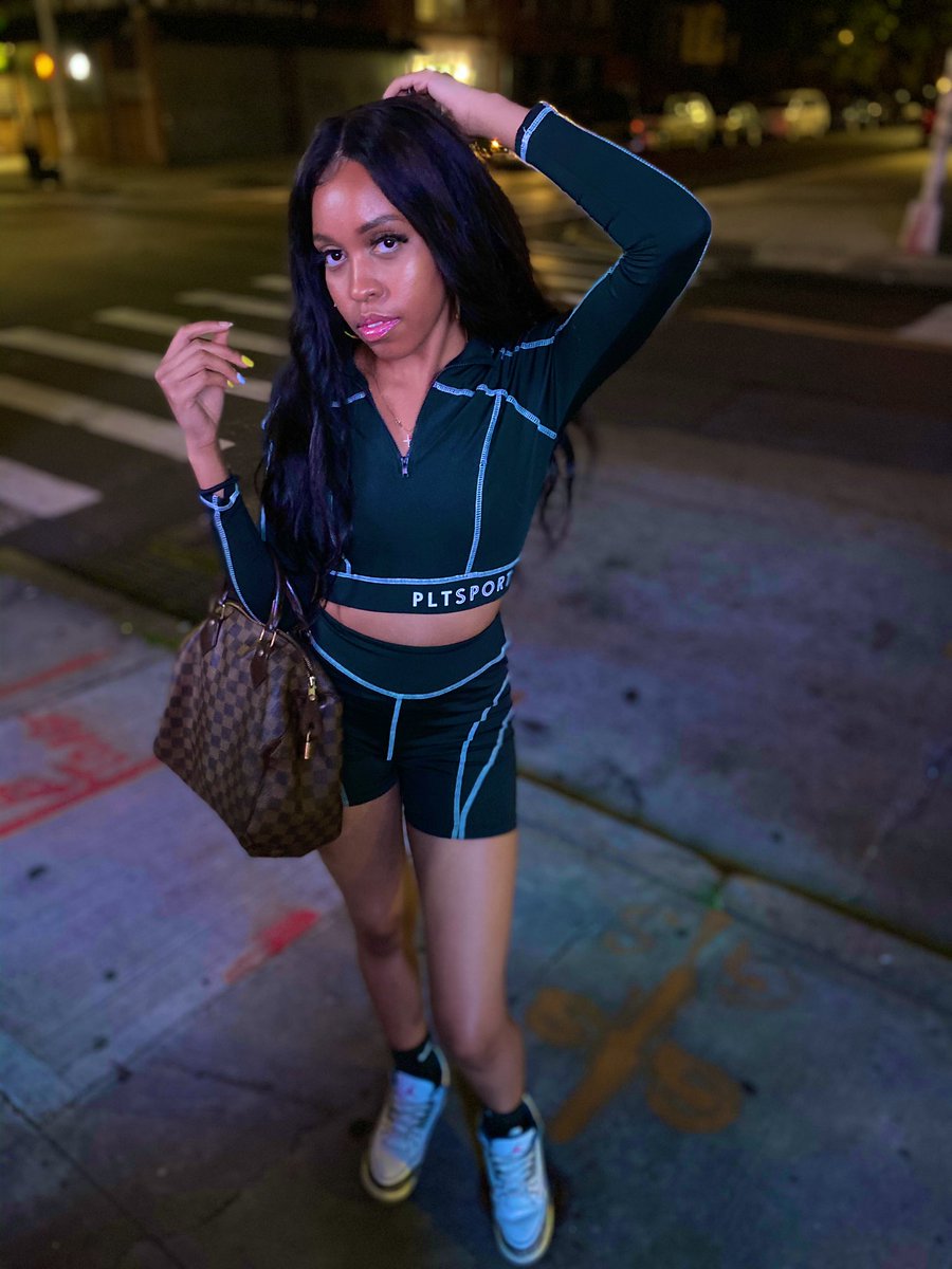 PrincessxKiaraa's tweet photo. 2:00am in Brooklyn https://t.co/fnNDrtzYhm