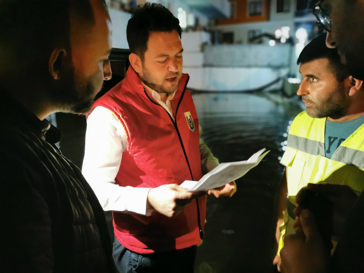 ihsan_talay's tweet photo. Kıymetli #Hemşehrilerim!
#Mevsim normallerinin üstünde sağanak #yağışların etkili olduğu bu dönem, İlçemizi bir hayli yordu!
Belediyemizde çalışan tüm #personellerimiz sahada #cansiperane şekilde #mesai vermeye, şu #saatte bile devam ediyor.
Pınarhisar için #UYUMUYORUZ. https://t.co/WVXi6ssP6e