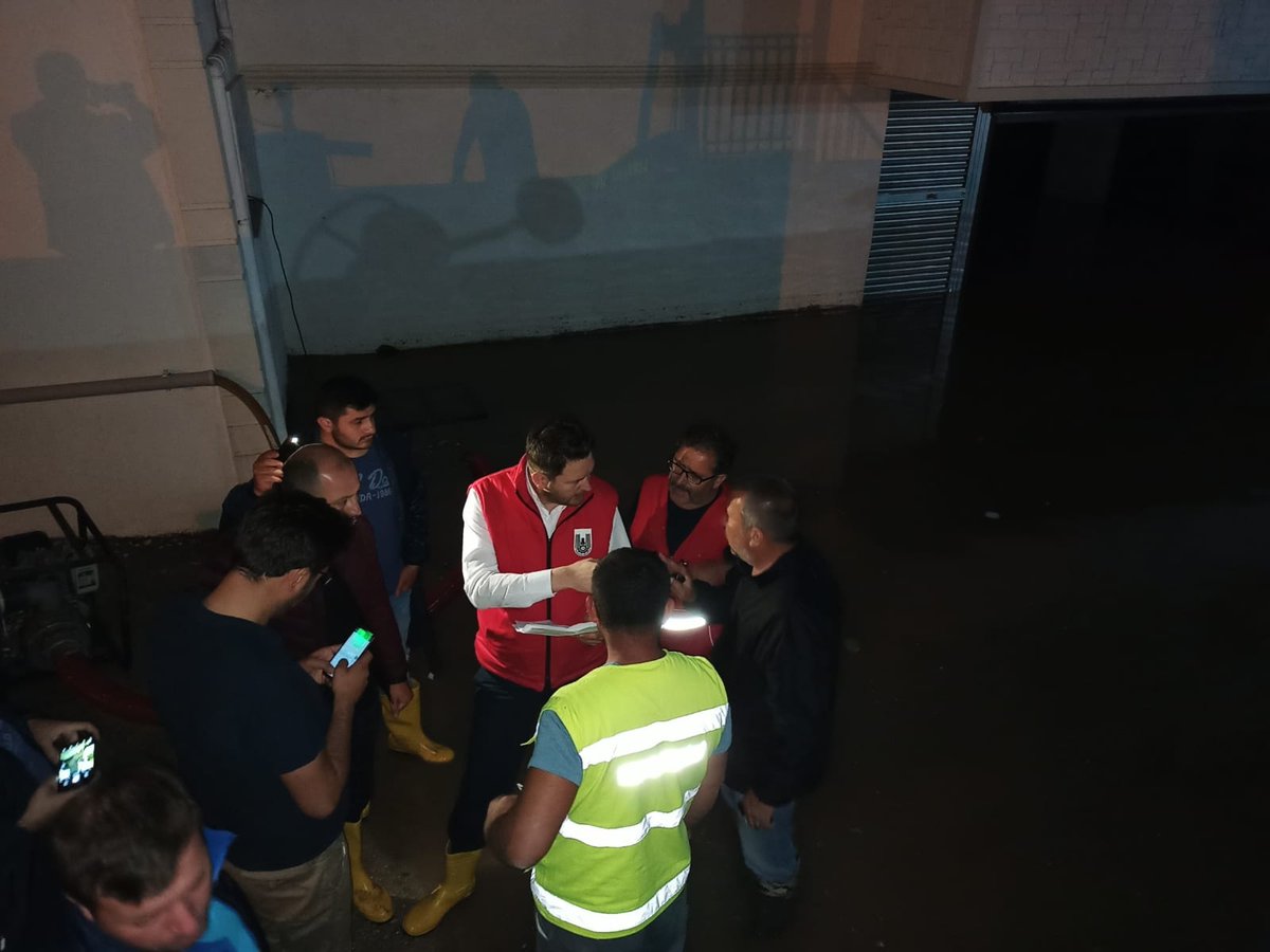 ihsan_talay's tweet photo. Kıymetli #Hemşehrilerim!
#Mevsim normallerinin üstünde sağanak #yağışların etkili olduğu bu dönem, İlçemizi bir hayli yordu!
Belediyemizde çalışan tüm #personellerimiz sahada #cansiperane şekilde #mesai vermeye, şu #saatte bile devam ediyor.
Pınarhisar için #UYUMUYORUZ. https://t.co/WVXi6ssP6e