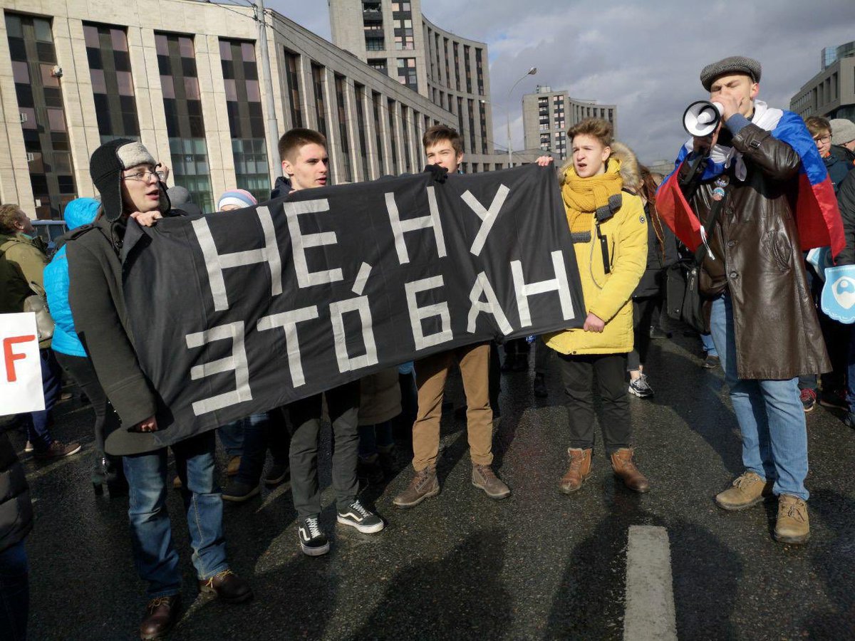 2 изоляция в россии. Смешные митинги. Митинг прикол. Митингующие с плакатами. Протест Мем.