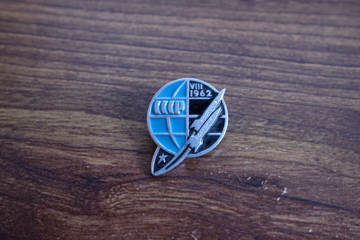 Next up is a znachki celebrating the first crewed simultaneous spaceflight.It was carried out in August (VIII) 1962 by Vostok 3 & 4 (you can barely make out the labeled rockets on the pin).The mission was carried out by Andriyan Nikolayev (V. 3) & Pavel Popovich (V. 4).4/