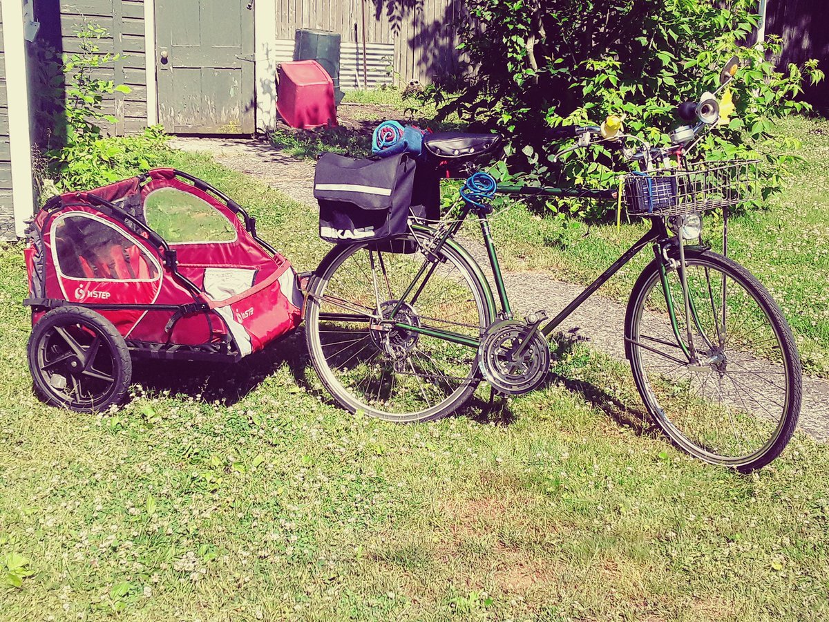 ForwardLook58's tweet image. This, right here, is a proper setup. Comfortable touring bike loaded with safety features and and creature comforts, enough luggage to haul stuff, and a lightweight, sturdy trailer.