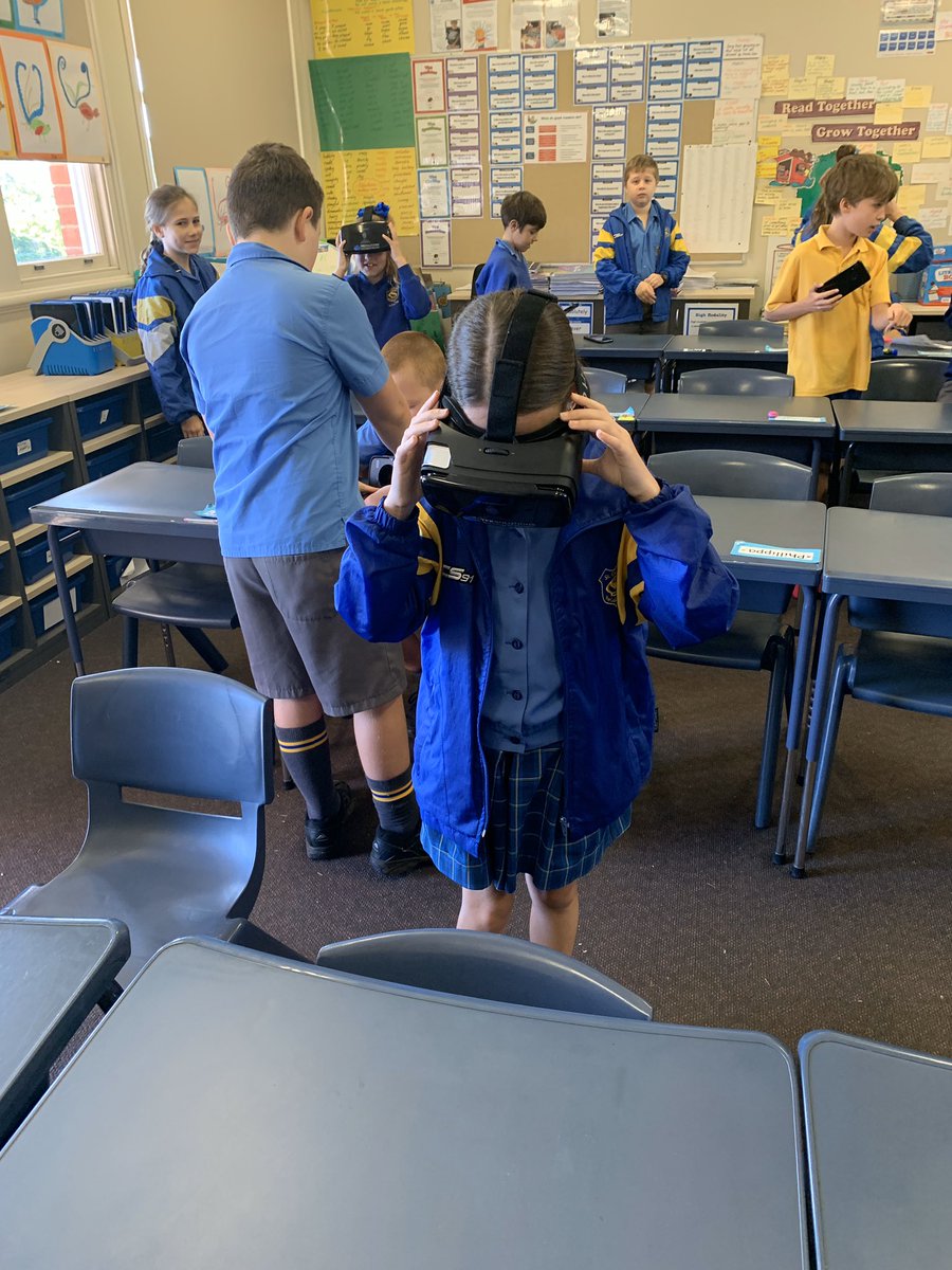 JJPurtonJones's tweet image. A morning exploring #VR with @AnnaMoloney9 and year 4, going to the moon! @Lumination_Tech #edchat