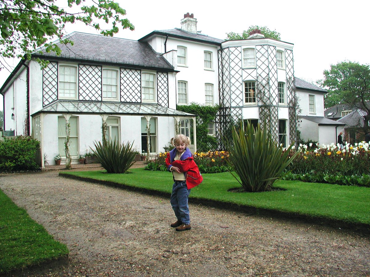 In 2004, when I was a post-doc at the  @MRC_WIMM and we were living in Oxford, my daughter Annie and I visited Down House on a rainy Saturday. Here she is on Darwin’s famous gravel “thinking path” behind Down House. (Photo posted with permission of the photographed subject.)/5