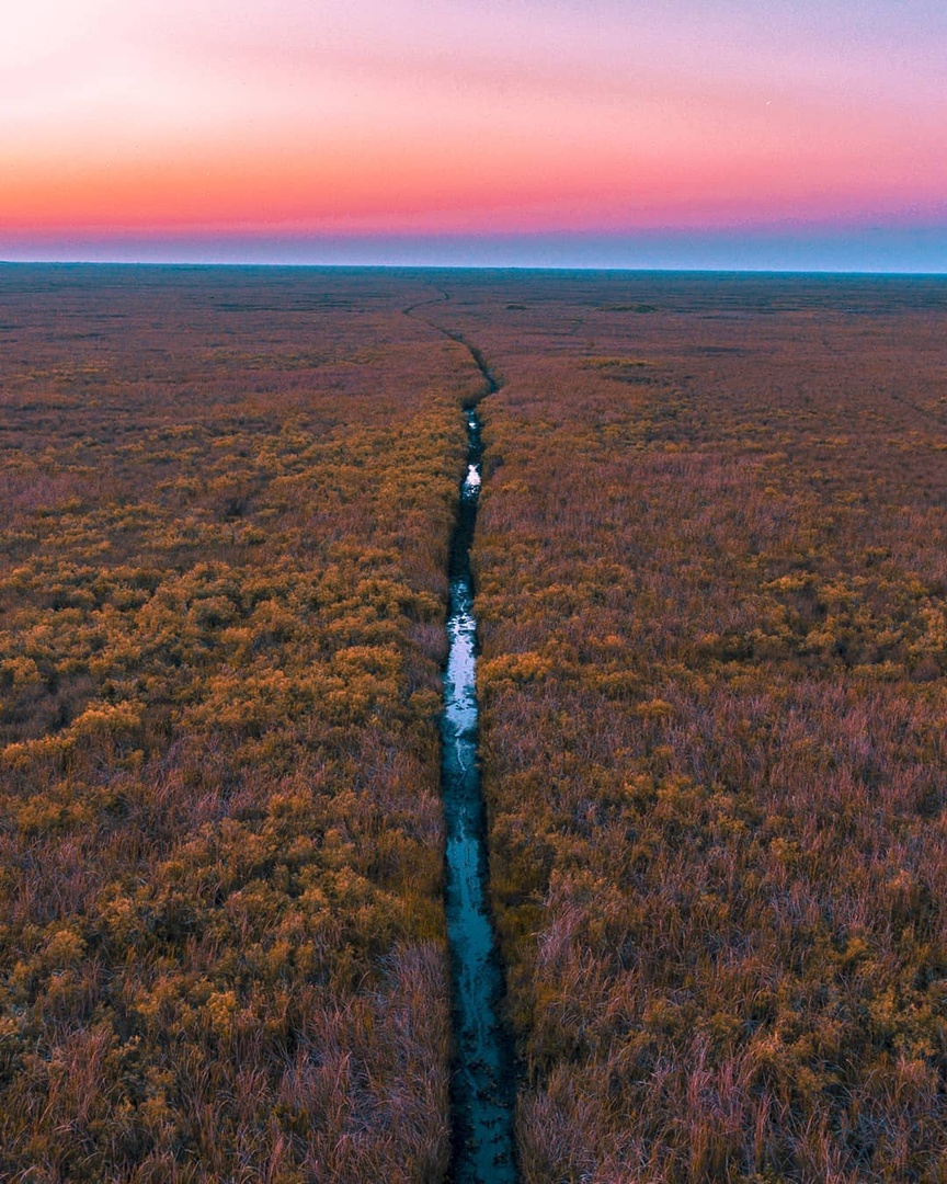 Cue that Sunday evening stretch. 😌 @EvergladesNPS' 1.5 million acres of wetland is so vast, extreme adventurers can take a week-long canoe trip through the park! What's on your Everglades bucket list? 🛶 #SundaySunsets #LoveFL IG: rockwildervisuals