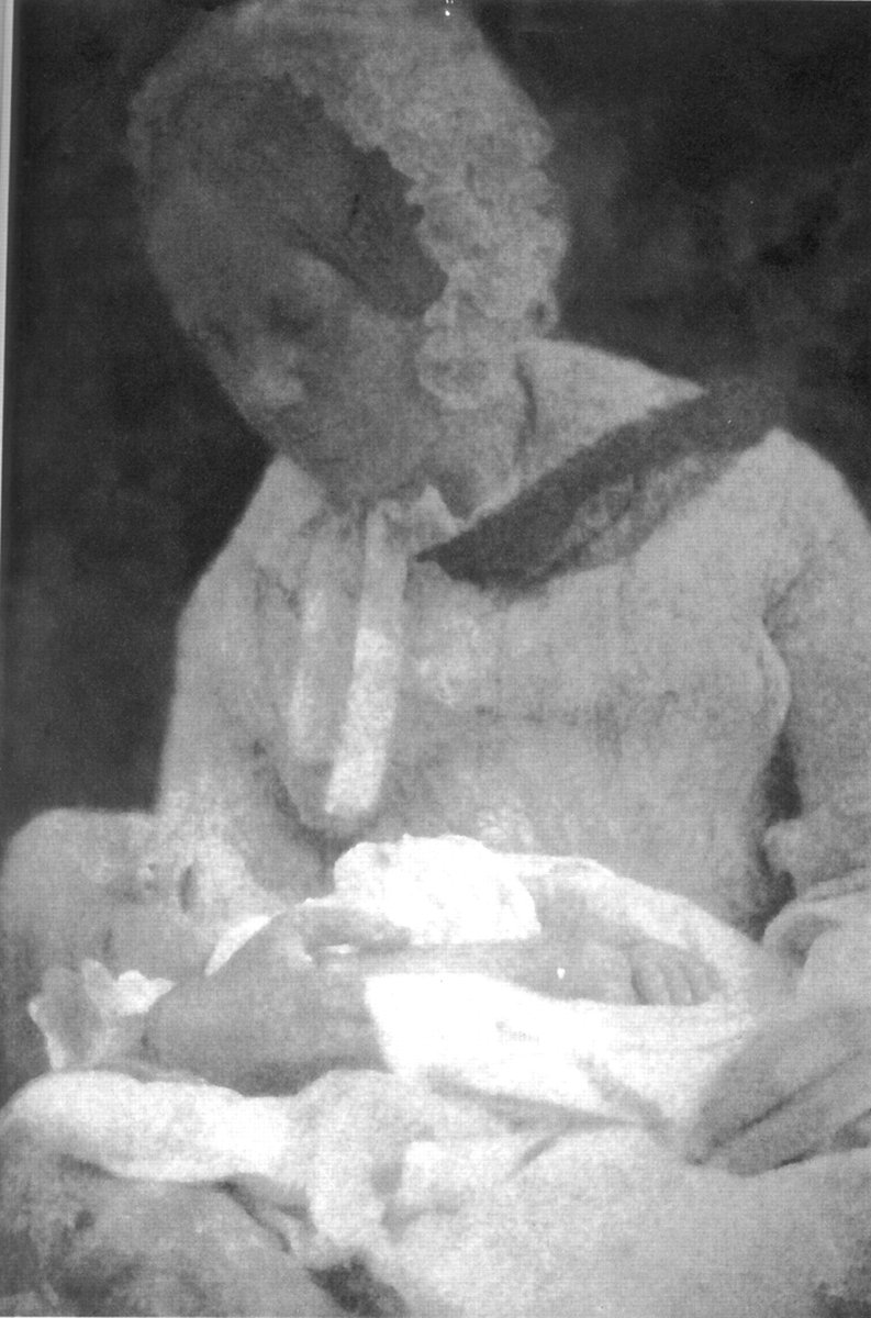 Darwin's daughter Mary died at 3 weeks in 1842. The Darwins also lost their youngest child, Charles Waring, born December 1856 when Emma was 48. There is only one (grainy) picture of Charles Waring; this is it. (I got a print from  @EnglishHeritage years ago.) Take a close look./9