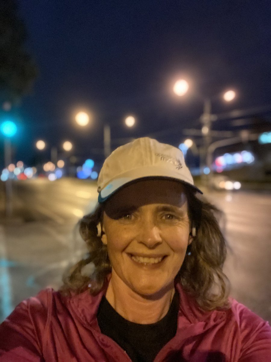 scidocmartin's tweet photo. This morningโs #scimelbrun took me to both dark and far too light parts of my neighbourhood. A run to see in the end of the longest night of the year and celebrate the huge response we got to #WorldRecordLight. Enormous thanks to everyone who participated!! #lightpollution https://t.co/UWNH7FlvAv