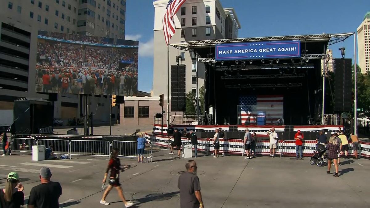 @texastoast82 @stephbjork @bm_Qausimoto @tetjerry @MugWumpkins @SafelyRescued @THR You went from thousands to several people. Can you spot your friends in the crowd?