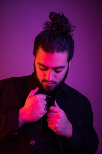 Resenhando's tweet photo. .: Bilionário em streams, Ali Gatie lança clipe de "Running on My Mind"
Texto no link: https://t.co/LoUDHCab1E
#AliGatie #RunningOnMyMind #SayToYou #ItsYou #Moonlight #IfIFallInLove #música #musica #músicapop #musicapop #popmusic #WarnerMusicBrasil #WarnerMusic https://t.co/d6KGedBzMU