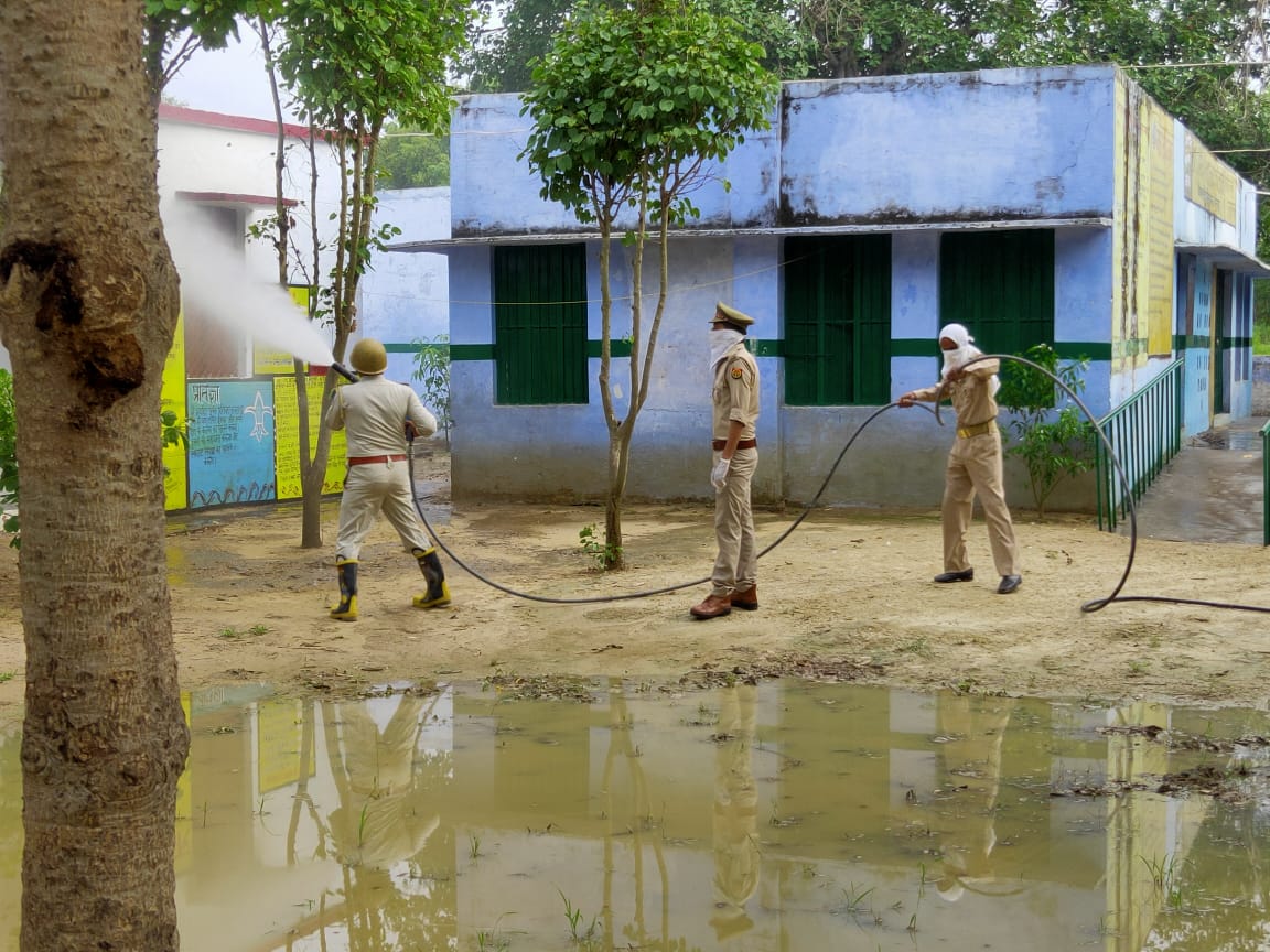 PranshuAvasthi's tweet photo. Sanatization at Sandana
Dated : 21 June 2020
#Team2486
#FireStationSidhauli
@Uppolice
@sitapurpolice
@DmSitapur
@digrangelkw
@Igrangelucknow
@KumarYoursk10
@FssoAshishVerma
@KARANYA49968330
@policeimagerfms
#CoronaWorriors https://t.co/0VRZLJnJg3