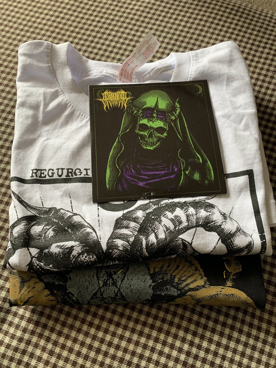 LeuCopil's tweet photo. Bandcampで注文したメキシコのデスメタルバンドのTシャツが届いた
手書きで宛先の書かれた大きな紙袋を開けるとシワくちゃの素敵なメッセージにおまけのCDとTシャツがもう一枚入っていた
Tシャツに猫の毛が大量に付着していても構いません！全力で応援します！！！
#RegurgitatedDivinity #DeathMetal https://t.co/xDBNY6CuqS