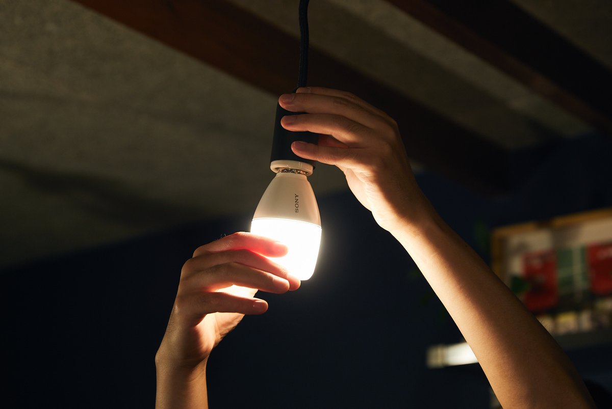 テーブル上の電球、実はスピーカーです。ソニーのライト付スピーカー