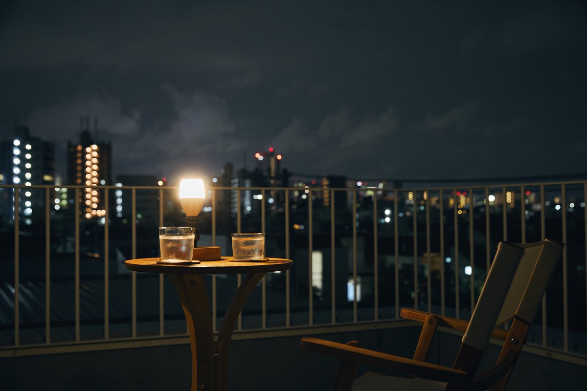 sonynetworkcom's tweet photo. テレビ両脇の照明２つ、実はスピーカーです。ソニーのライト付スピーカー「LED電球スピーカー」はお使いの電球と取り換えるだけ。コンパクトで場所を取らないため様々なシーンで音楽を楽しめます。おうち時間を充実させるライト付きスピーカー、あなたはどう使いますか？
https://t.co/HDwFF7YR8y https://t.co/lFjf9uIzcS